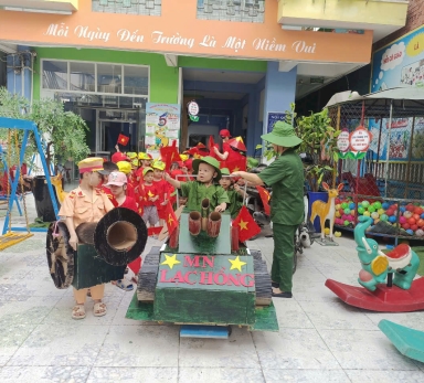 Bé diễu hành 30/4 và 1/5