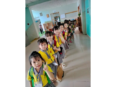 Em là học sinh lớp lá