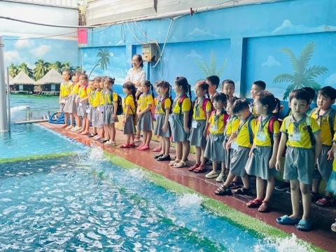 Em là học sinh lớp lá